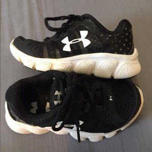 LIKE NEW! UnderArmour toddler boys size 11